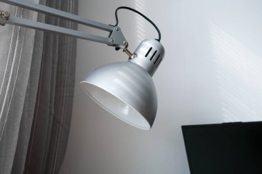 Çalışma alanını aydınlatmak için modern esnek masa lambası ya da serbest çalışan için ev, çağdaş minimalist iç tasarım