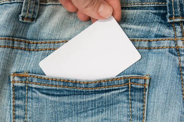 Mano tomando etiqueta blanca, tarjeta con espacio de copia de información en un bolsillo vaquero, venta y concepto de descuento — Foto de Stock
