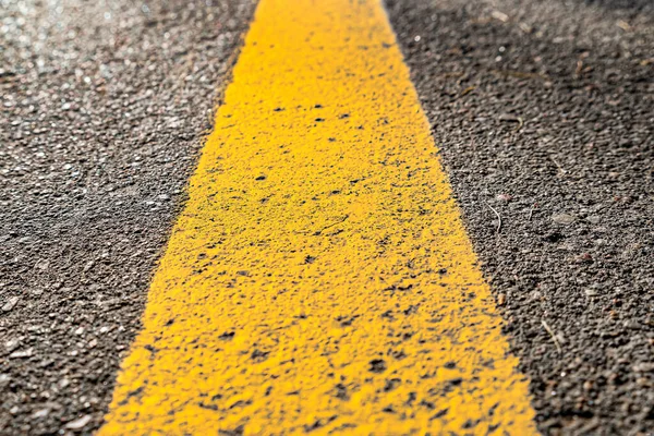 Línea sólida amarilla, marca de carretera en carretera asfaltada, dirección correcta y concepto de éxito — Foto de Stock