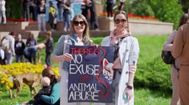 Kyiv, Ukrayna, 5 Eylül. 2021: Hayvan İstismarını Durdurun. Vejetaryenler hayvan yemeye karşıdır. Hayvan hakları savunucuları kozmetik ürünlerinin hayvansal testlerine karşı.