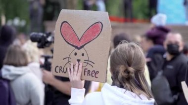 Kyiv, Ukrayna, 5 Eylül. 2021: Hayvan kozmetik ürünlerinin denenmesini engelliyor. Hayvan hakları. Protesto tabelaları, afişler. Vejetaryenler hayvan yemeye karşıdır.. 