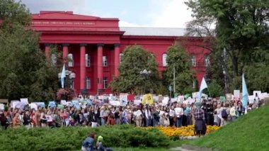 Kyiv, Ukrayna, 5 Eylül. 2021: Hayvan hakları. Hayvan istismarını durdurun. Hayvan zulmüne karşı tabelalarla yürüyen bir grup insan. Protesto tabelaları, afişler. Vejetaryenler hayvan yemeye karşıdır.. 