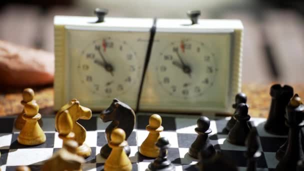 Шахматы Двое Мужчин Играют Шахматы Улице Настольные Игры Стратегия Игры — стоковое видео