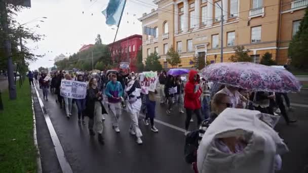 Kiev Oekraïne September 2021 Een Groep Mensen Marcheert Met Borden — Stockvideo