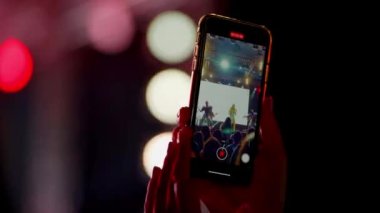 Kyiv, Ukrayna, 21 Temmuz 2021: Popüler bir şarkıcı geniş bir kitle önünde sahneye çıktı. İnsanlar konseri telefonlarıyla kaydediyorlar. Olya Polyakova 'nın konseri. Parlak performans. Kundakçı varyete gösterisi. Kalabalık eğleniyor..