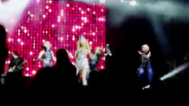 Kyiv, Ukrayna, 21 Temmuz 2021: Mutlu taraftarlar inanılmaz bir konser izliyorlar. Olya Polyakova 'nın konseri. Popüler bir şarkıcı geniş bir seyirci önünde sahnede şarkı söyler. İnsanlar konseri telefonlarıyla kaydediyorlar. Kundakçı varyete gösterisi. 