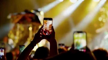 Kyiv, Ukrayna, 21 Temmuz 2021: Mutlu taraftarlar inanılmaz bir konser izliyorlar. Olya Polyakova 'nın konseri. Popüler bir şarkıcı geniş bir seyirci önünde sahnede şarkı söyler. Kalabalık eğleniyor. İnsanlar konseri telefonlarıyla kaydediyorlar.. 