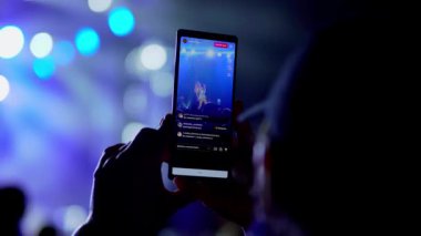Kyiv, Ukrayna, 21 Temmuz 2021: İnsanlar konseri telefonlarıyla çekiyor. Popüler bir şarkıcı geniş bir seyirci önünde sahnede şarkı söyler. Olya Polyakova 'nın konseri. Parlak performans. Happy hayranları bir konser izliyor. Kundakçı varyete gösterisi. 
