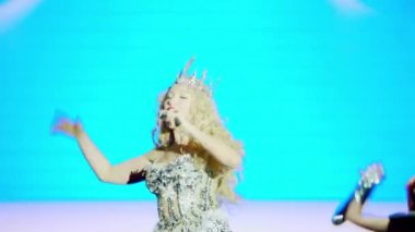 Kyiv, Ukrayna, 21 Temmuz 2021: Olya Polyakova Konseri. Popüler bir şarkıcı geniş bir seyirci önünde sahnede şarkı söyler. Parlak performans. İnsanlar konseri telefonlarıyla kaydediyorlar. Kundakçı varyete gösterisi. Kalabalık eğleniyor..