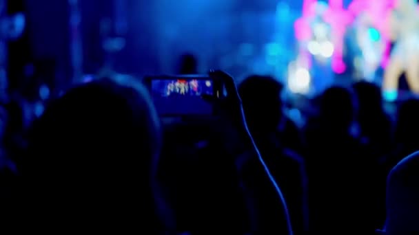 Kijów Ukraina Lipca 2021 Ludzie Nagrywają Koncert Swoich Telefonach Popularny — Wideo stockowe