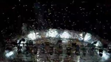 Kyiv, Ukrayna, 19 Temmuz 2021: Bir konser sırasında havada konfeti. Bir müzik festivalinde çok renkli ışık. Mutlu insanlar inanılmaz bir müzik konseri izliyorlar. Neşeli hayranlar zıplıyor ve ellerini kaldırıyor