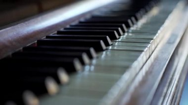 Eski piyano. Klasik telli müzik aleti. Nadirlik, koleksiyon parçası. Siyah ve beyaz anahtarlar