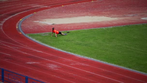 Corriendo Pistas Cintas Correr Goma Roja Con Números Arena Deportiva — Vídeos de Stock