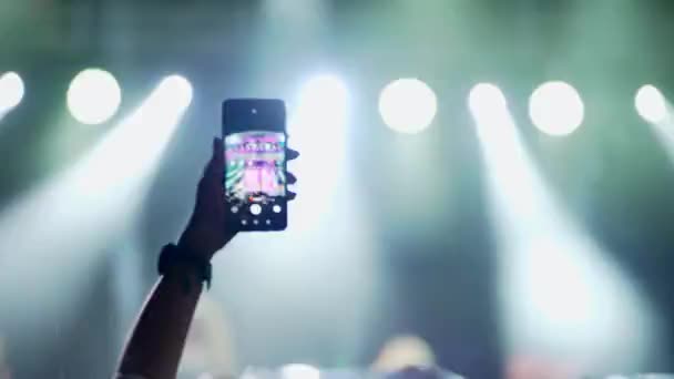 Espectadores Com Telefones Nas Mãos Num Festival Música Fãs Dança — Vídeo de Stock