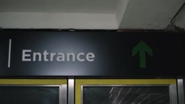 Metro istasyonu tecrit nedeniyle kapandı. Giriş kapalıdır. Karantinaya alın. Hiç kimse. Turnikeler uyarı bandıyla kaplı. İnsanlar evde kalıyor ve toplu taşıma araçlarını kullanmıyorlar.. 
