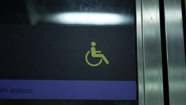 地下鉄の駅は障害のある人々のためにアクセス可能です ドアの看板は車椅子の人にこの交通機関を利用できることを知らせます アクセシビリティの概念 — ストック動画