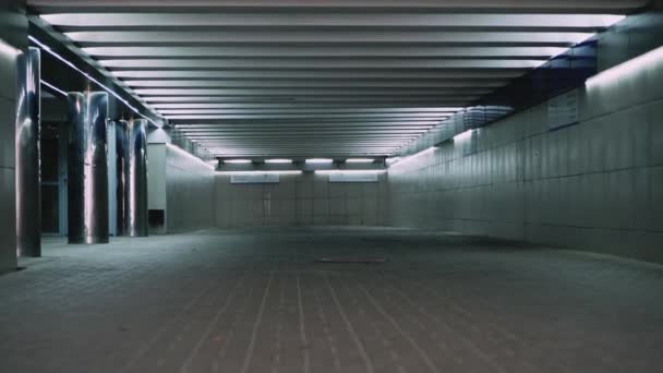Карантин Никого Станция Метро Закрыта Блокировки Турникеты Покрыты Предупреждающей Лентой — стоковое видео