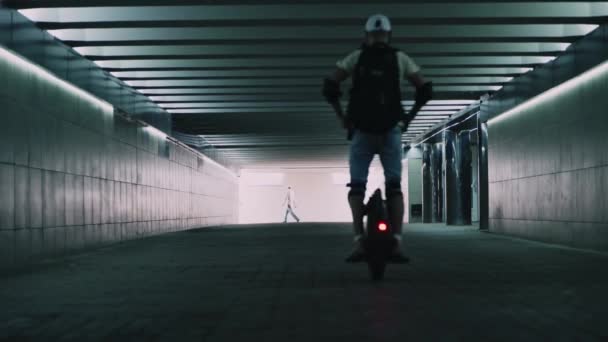 Een Man Rijdt Een Mono Wiel Langs Een Ondergrondse Doorgang — Stockvideo
