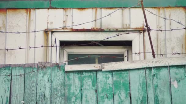 Вікно Язниці Старим Дерев Яним Парканом Колючим Дротом Язниця — стокове відео
