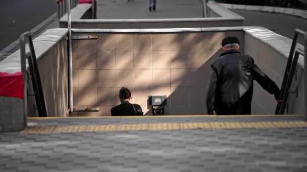 Люди Йдуть Сходами Метро Камера Розпізнавання Обличчя Сканування Облич Натовпі — стокове відео