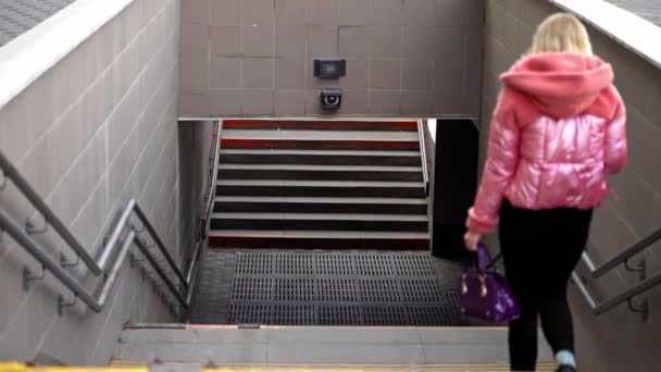 Люди Спускаются Лестнице Метро Камера Распознавания Лиц Сканирование Лиц Толпе — стоковое видео