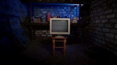 Geçmişe dönük fütürizm, 70 'ler 80' ler, 90 'lar. Nostaljik. Garajda eski 2000 'lerin bilgisayarı var. Eski moda teknikler. Soyut Dijital Animasyon. Arıza Hatası Video Hasarı. Canlı, göz alıcı, kompleks