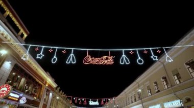 Kyiv, Ukrayna, 7 Ocak. 2022: Noel kasabası. İnsanlar yeni yılı kutluyorlar. Noel ışıkları gece hayatı sihirli mutlu aile, Noel ağacı