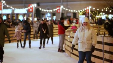 Kyiv, Ukrayna, 7 Ocak. 2022: Noel kasabası. İnsanlar yeni yılı kutluyorlar. Noel ışıkları gece hayatı sihirli mutlu aile, Noel ağacı