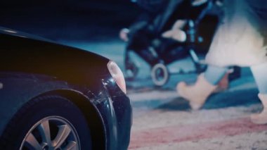 Yaya geçidinde yürüyen kalabalık. Gece şehri iş adamları yolun karşısına taşınıyor. Trafik güvenli hız, farlar