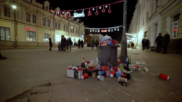 Kiev Oekraïne Januari 2022 Stapel Vuilnis Straat Plastic Papieren Bekers — Stockvideo