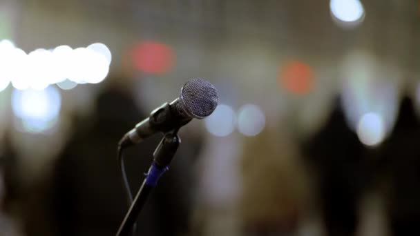 Microfoon Van Een Straatmuzikant Zingt Voor Een Menigte Toeschouwers Een — Stockvideo