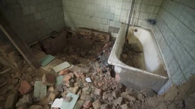 Ukrayna savaşı. Rus savaş uçaklarının saldırısından sonra Ukrayna 'daki evi yok etti. Bomba patlaması. Rusya 'nın Ukrayna' ya karşı savaşı. Kırık camlar, yıkılmış duvarlar, insan kayıpları. Savaşı durdurun.