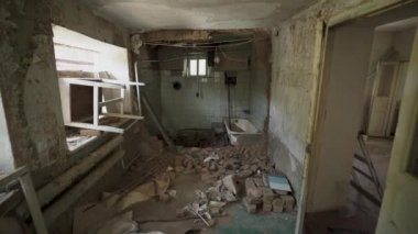 Ukrayna savaşı. Rus savaş uçaklarının saldırısından sonra Ukrayna 'daki evi yok etti. Bomba patlaması. Rusya 'nın Ukrayna' ya karşı savaşı. Kırık camlar, yıkılmış duvarlar, insan kayıpları. Savaşı durdurun.