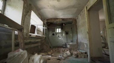 Ukrayna savaşı. Rus savaş uçaklarının saldırısından sonra Ukrayna 'daki evi yok etti. Bomba patlaması. Rusya 'nın Ukrayna' ya karşı savaşı. Kırık camlar, yıkılmış duvarlar, insan kayıpları. Savaşı durdurun.
