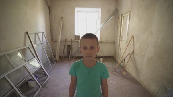 War Ukraine Portrait Ukrainian Boy Destroyed House Homeless Child Dirty — Stock Video