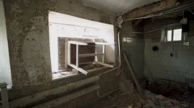 Ukrayna savaşı. Rus savaş uçaklarının saldırısından sonra Ukrayna 'daki evi yok etti. Bomba patlaması. Rusya 'nın Ukrayna' ya karşı savaşı. Kırık camlar, yıkılmış duvarlar, insan kayıpları. Savaşı durdurun.