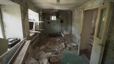 Ukrayna savaşı. Rus savaş uçaklarının saldırısından sonra Ukrayna 'daki evi yok etti. Bomba patlaması. Rusya 'nın Ukrayna' ya karşı savaşı. Kırık camlar, yıkılmış duvarlar, insan kayıpları. Savaşı durdurun.