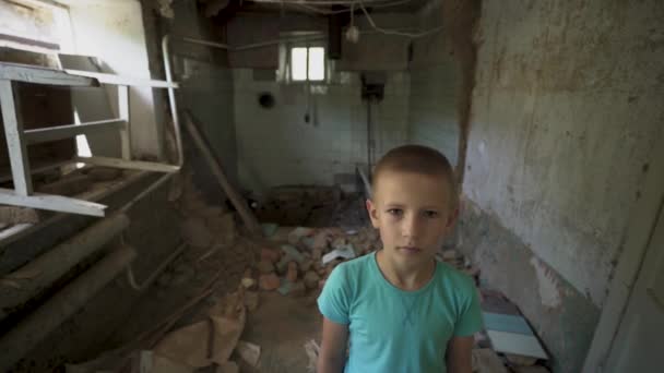 Wojna Ukraina Portret Ukraińskiego Chłopca Zniszczonym Domu Bezdomne Dziecko Brudnych — Wideo stockowe