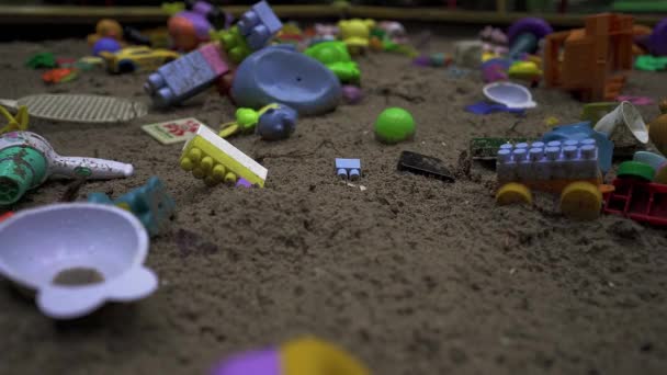 Oekraïense Kinderoorlog Speelgoed Grond Dakloze Kinderen Hopeloosheid Ruïnes Van Bommen — Stockvideo