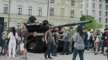 Yanık Rus askeri teçhizatı. Ukraynalı çocuklar ve yetişkinler füze tanklarına bakıyorlar. Bağımsızlık vatanseverliğine karşı savaş. Patlama trajedisi korku verir. Kyiv, Ukrayna. 17 Haziran 2022: 