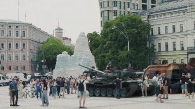 Yanık Rus askeri teçhizatı. Ukraynalı çocuklar ve yetişkinler füze tanklarına bakıyorlar. Bağımsızlık vatanseverliğine karşı savaş. Patlama trajedisi korku verir. Kyiv, Ukrayna. 17 Haziran 2022: 