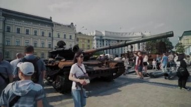 Yanık Rus askeri teçhizatı. Ukraynalı çocuklar ve yetişkinler füze tanklarına bakıyorlar. Bağımsızlık vatanseverliğine karşı savaş. Patlama trajedisi korku verir. Kyiv, Ukrayna. 17 Haziran 2022: 