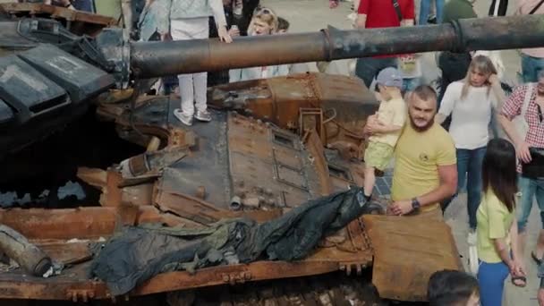 Zerstörte Verbrannte Russische Militärausrüstung Ukrainische Kinder Und Erwachsene Betrachten Raketenpanzer — Stockvideo