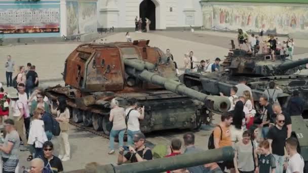 销毁被烧毁的俄罗斯军事装备 乌克兰儿童和成年人都在看导弹坦克 与爱国主义作斗争 爆炸悲剧恐惧恐惧 乌克兰基辅 2022年6月17日 — 图库视频影像