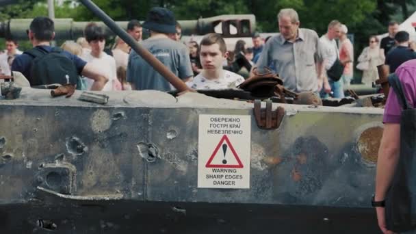Destruido Equipo Militar Ruso Quemado Niños Adultos Ucranianos Están Mirando — Vídeos de Stock