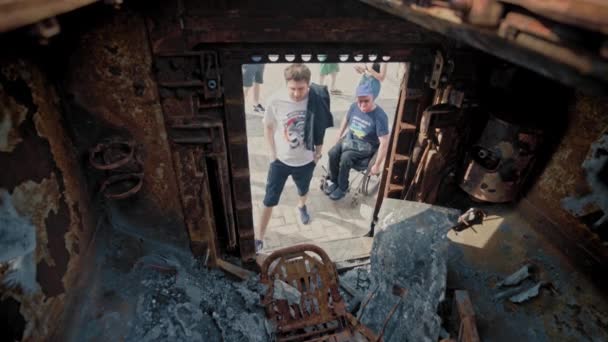 車椅子の老人は破壊されたロシアの機器を調べます 独立愛国心と戦う 爆発悲劇は戦車のミサイルを恐れる ウクライナのキエフ 2022年6月17日 — ストック動画