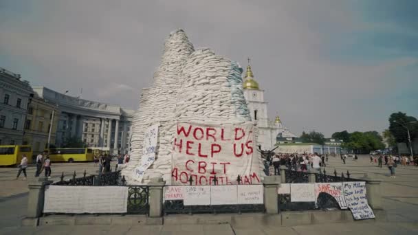 Mikhailivska広場の砂袋で保護記念碑 ロシア製の燃料だ ウクライナ戦争 独立愛国心と戦う 爆発悲劇恐怖戦車ミサイル — ストック動画