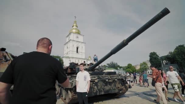 Zničil Spálenou Ruskou Vojenskou Výzbroj Ukrajinské Děti Dospělí Dívají Raketové — Stock video