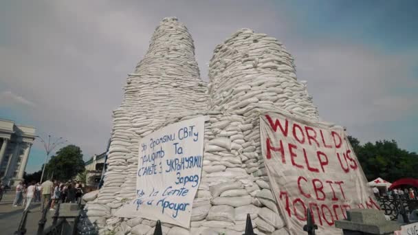 用沙袋保护的纪念碑 位于西里夫斯卡广场 俄罗斯烧坏的设备战争乌克兰 与爱国主义作斗争 爆炸悲剧恐惧恐惧恐惧坦克导弹 — 图库视频影像