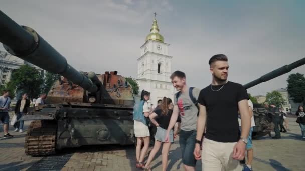 Vernietigde Verbrande Russische Militaire Uitrusting Oekraïense Kinderen Volwassenen Kijken Naar — Stockvideo